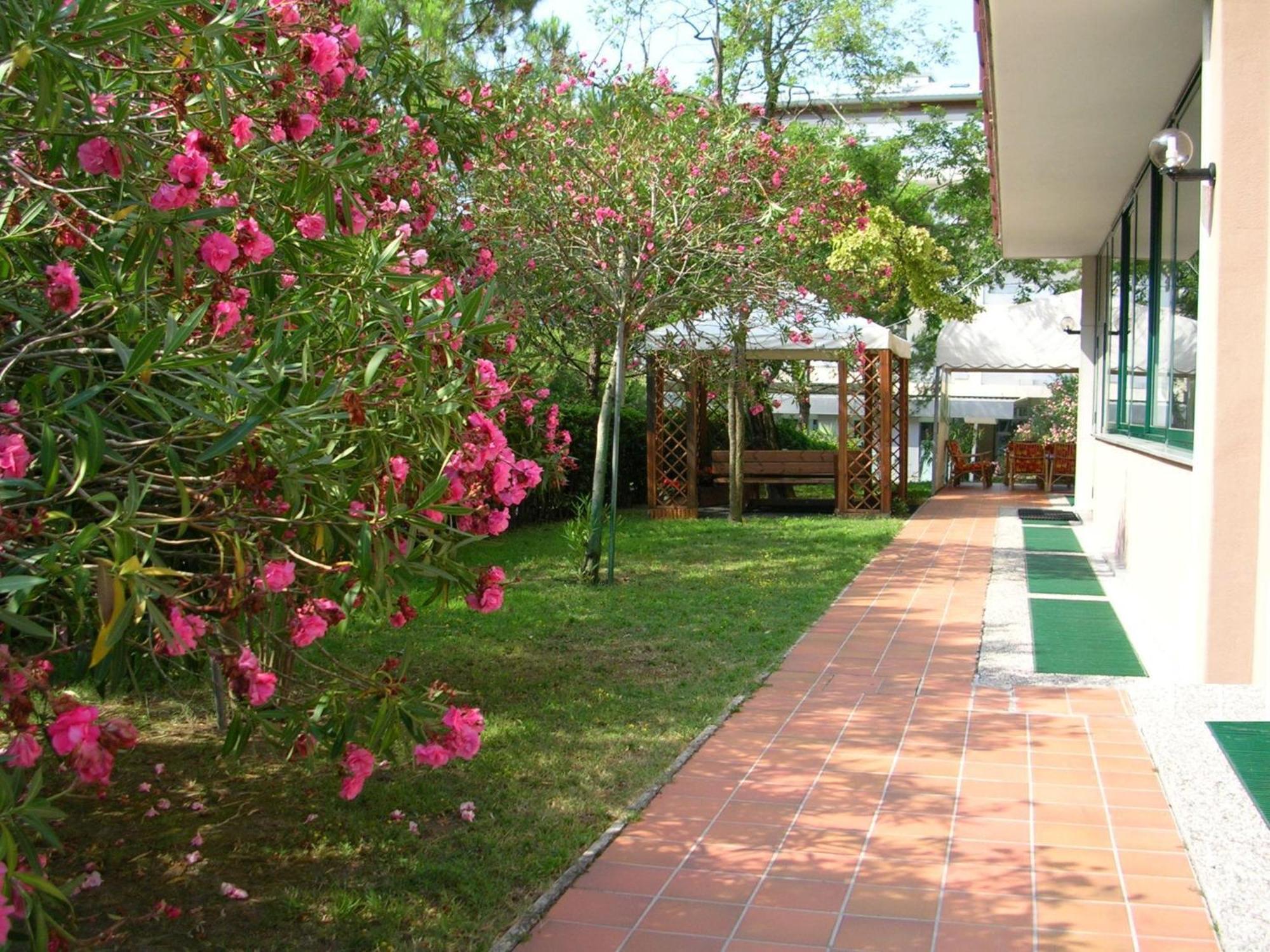 Hotel Eden Lignano Sabbiadoro Ngoại thất bức ảnh